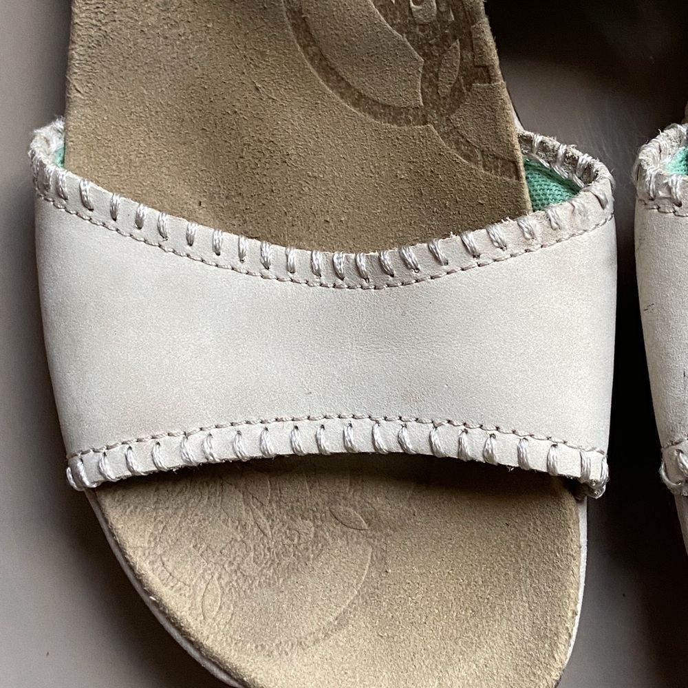 Merrell sandals size 7. - Picture 8 of 12